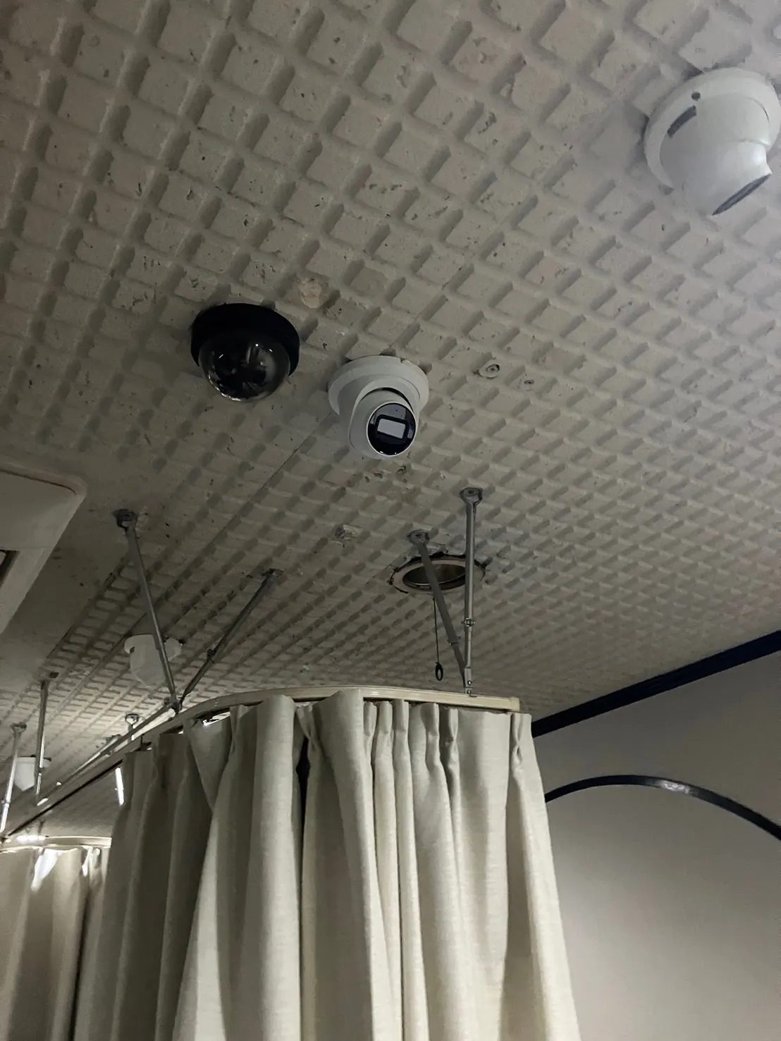 【奈良】生駒市・クリニック・防犯カメラ設置工事・トラブル対策・ドームカメラ・屋内カメラ・暗視カメラ・遠隔監視