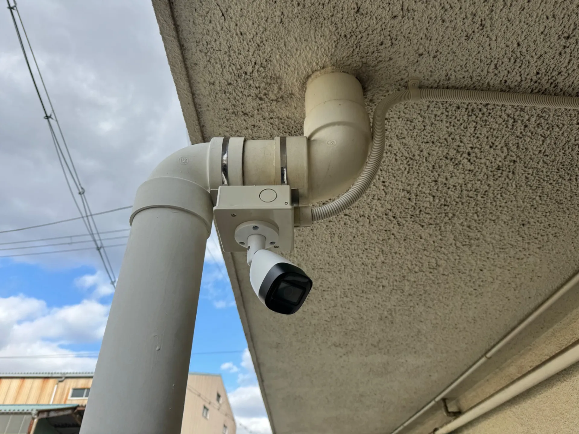 【大阪】高槻市・マンション・防犯カメラ設置工事・強盗対策・屋外カメラ・防水カメラ・暗視カメラ・遠隔監視